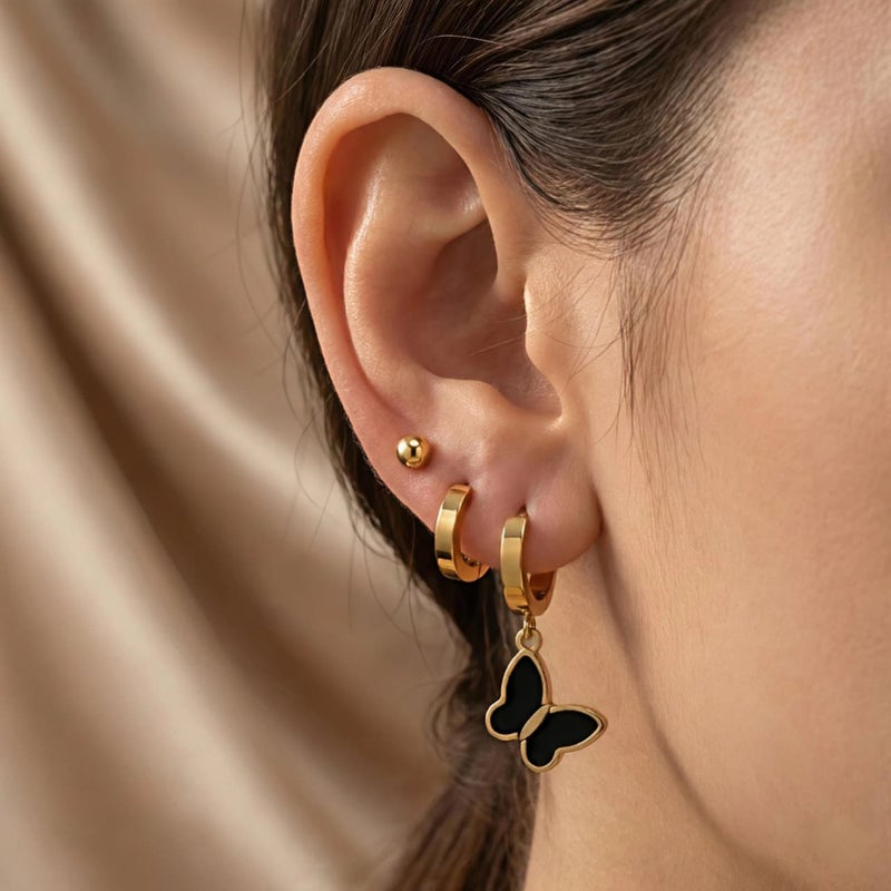 طقم ٣ أزواج حلقان ذهبي مميز: بريمة الكرة الذهبية، حلقات سادة لامعة، فراشة سوداء متدلية فاخرة. من الستانلس ستيل المقاوم للصدأ، لإطلالة لامعة وعصرية. - Image 2